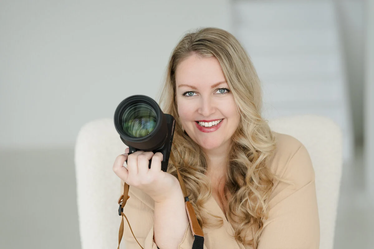 Fotograaf Lorá Hoftijzer met haar camera
