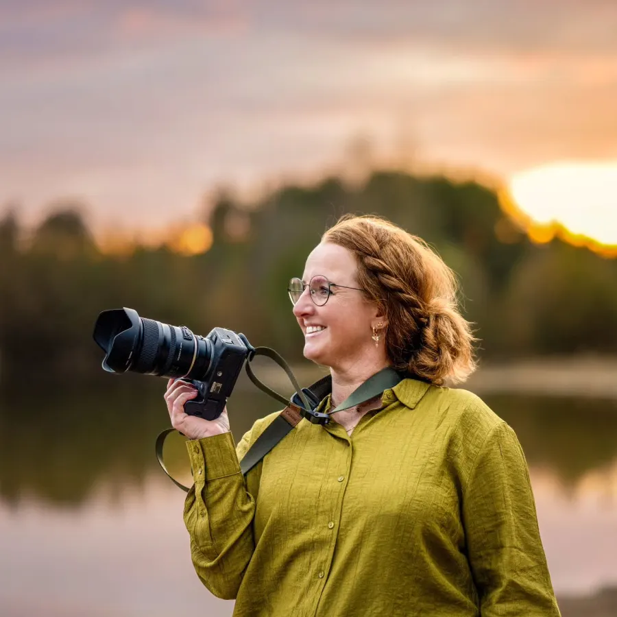 Fotograaf Marieke de Bie met haar camera