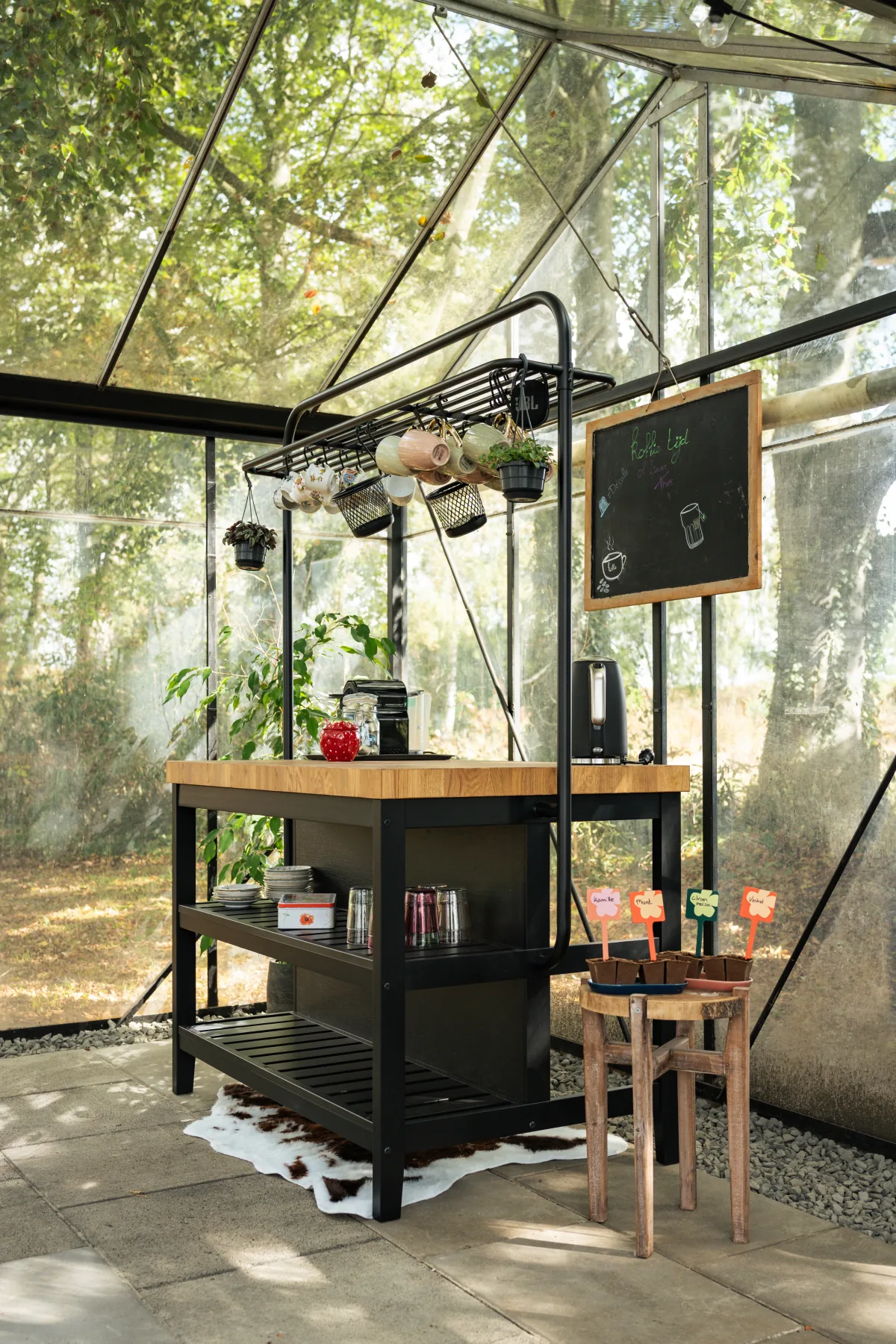 Keukeneiland met koffie- en theefaciliteiten in de kas