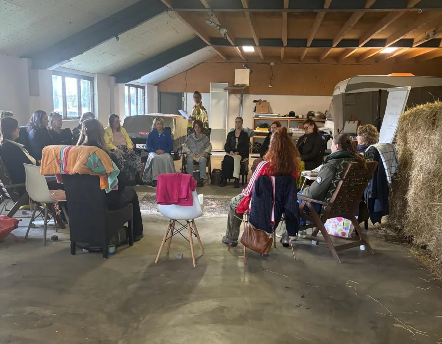 Groep deelnemers tijdens een workshop in onze ruime loods