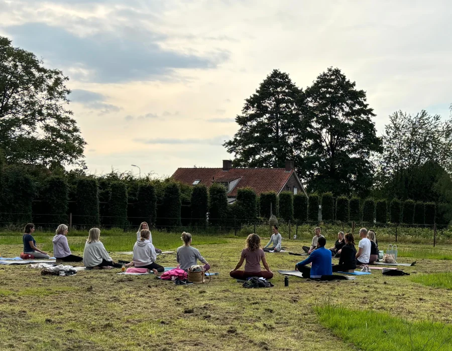 Kleinschalige yogasessie in het groen op ons terrein